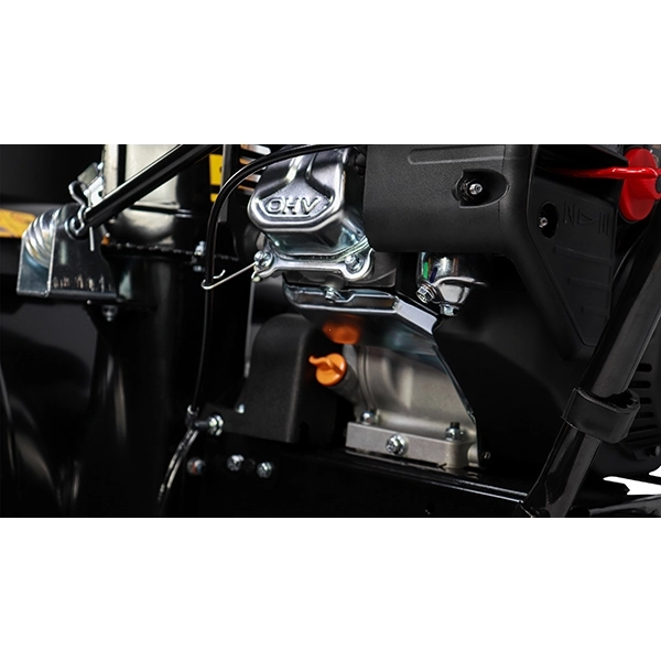 CHAMPION STT761E Снегоотбрасыватель, 7 л.с., 61 см, 6F/2R гусеницы, бак 3 л, эл.стартер, фара, обогрев рук