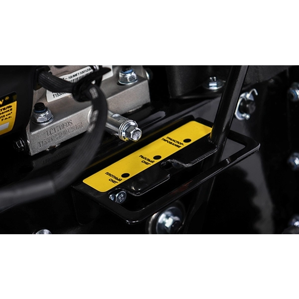 CHAMPION STT761E Снегоотбрасыватель, 7 л.с., 61 см, 6F/2R гусеницы, бак 3 л, эл.стартер, фара, обогрев рук